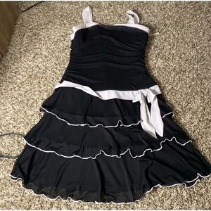 Vintage 90s little black dress with white bow detail 🎀